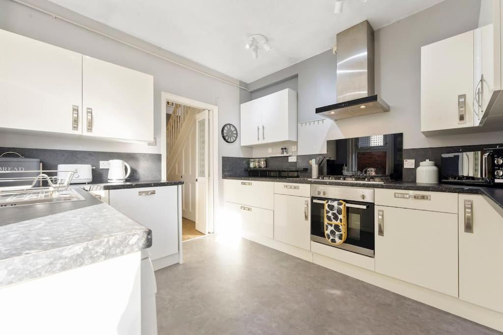 The Capstone Retreat - Beautiful Detached Family Home By Coastline Retreats, Arcade Machine, Parking, Bbq Bournemouth Exterior photo